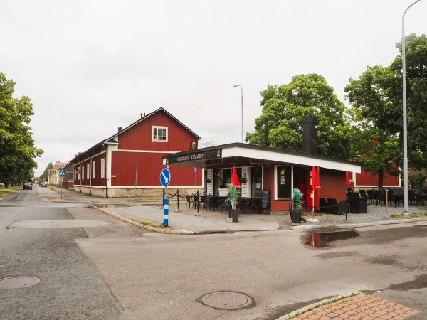 Pori Kuukkari Kalevanpuiston pääty jossa punainen puutalo ja Baarine ravintola ulkoa.