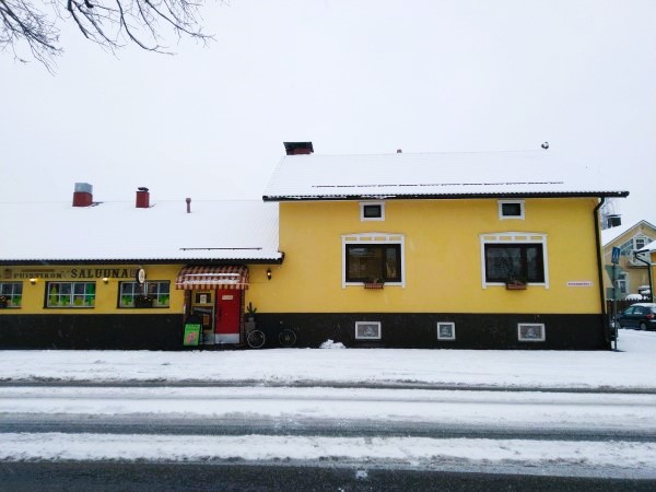 Pori Uusikoivisto Puistikon Saluuna baari rakennus ulkoa päin talvella.