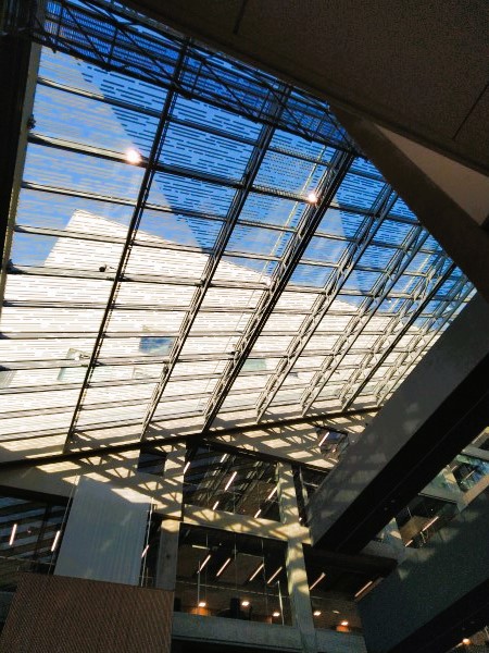 Turun AMK:n EduCity-kampuksen lasinen katto kuvattu ruokalasta.